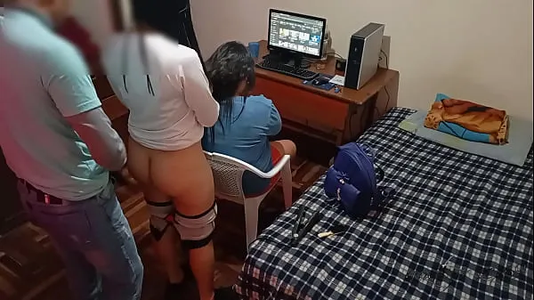 cuckold wife talks to her friend while I fuck her from behind: my wife is fixing her hair while I take advantage of her rich friend, I put my big cock in her and I fuck her very hard without making noise Klip hangat segar