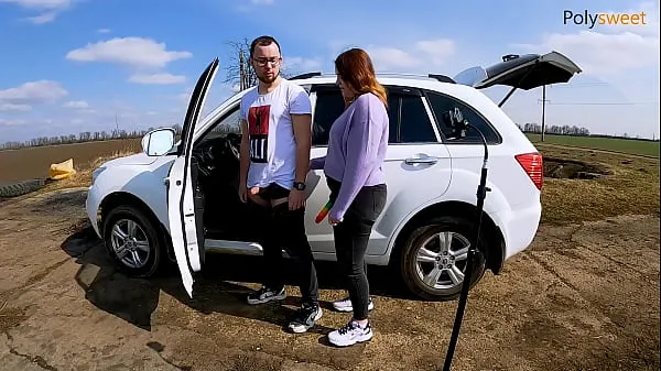 Nouveaux Sexe et ancrage près de la voiture. fille lorgnant extraits chauds