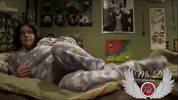 Čerstvé Playing in my parents' bed in my pajamas, I masturbate while I think my step brother fucks my fat and wet pussy teplé klipy