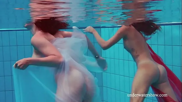 Friske Watch sexiest girls swim naked in the pool varme klipp