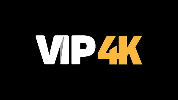 Nouveaux VIP4K. Une brune maigre a des relations sexuelles avec son petit ami plus âgé dans la piscine extraits chauds