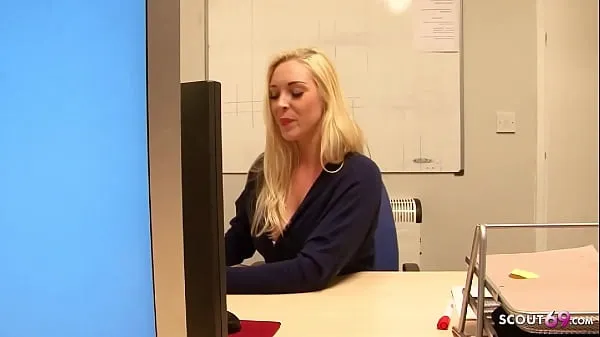 Frische Geile Büroschlampe Victoria von Kollegen im Büro schnell gefickt warme Clips