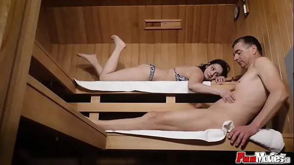 Friske EU milf sucking dick in the sauna varme klip