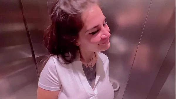 Φρέσκα Beautiful girl Instagram blogger sucks in the elevator of the store and gets a facial ζεστά κλιπ