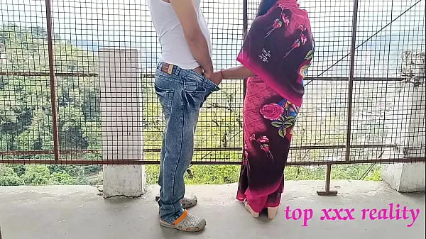 XXX bengali quente bhabhi incrível sexo ao ar livre em saree rosa com ladrão inteligente! XXX série web hindi sexo último episódio 2022 clipes quentes e frescos