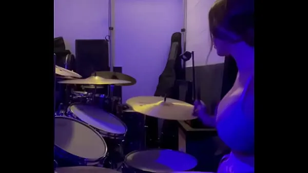 Felicity feline drumming boobies bouncing spectacular Klip hangat yang segar