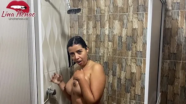 My stepmother catches me spying on her while she bathes and fucks me very hard until I fill her pussy with milk Klip hangat yang segar