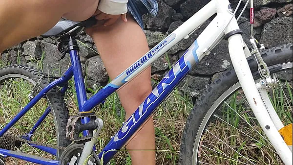 Student Girl Riding Bicycle&Masturbating On It After Classes In Public Park Klip hangat segar
