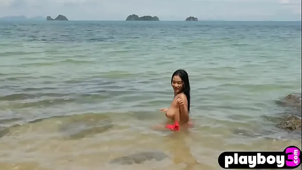 Nuevos Pequeña modelo asiática joven posó en la playa y reveló su impresionante cuerpo clips cálidos