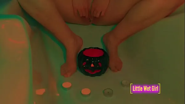 A menina está desesperada ela tem que fazer xixi joga mijo na abóbora e velas no Halloween - Trailer clipes quentes e frescos