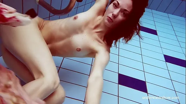 Sexy swimming Italian chick Martina Klip hangat yang segar