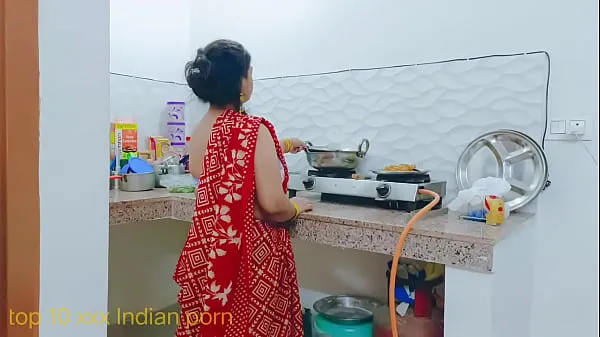 Nouveaux Desi belle soeur sexe chaud en sari rouge dans la cuisine extraits chauds