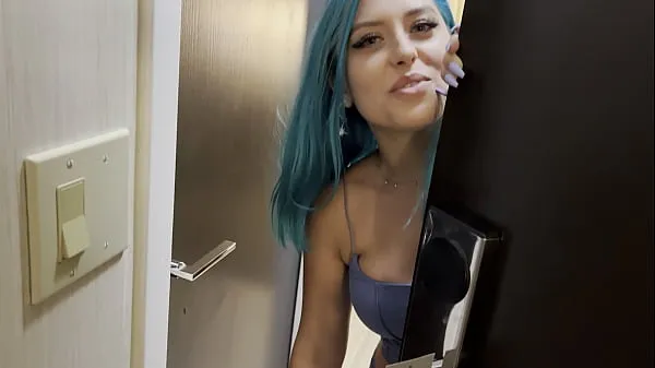 Fresh Slim Thick Hottie is BEGGING to Fuck the Food Delivery Man warm Clips