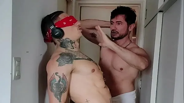 Freschi Tradire il mio compagno di stanza dotato - Con Alex Barcelona - Amico beccato a masturbarsi - HotHouse - Catturato Crixxx nudo e inizia a succhiarloclip caldi