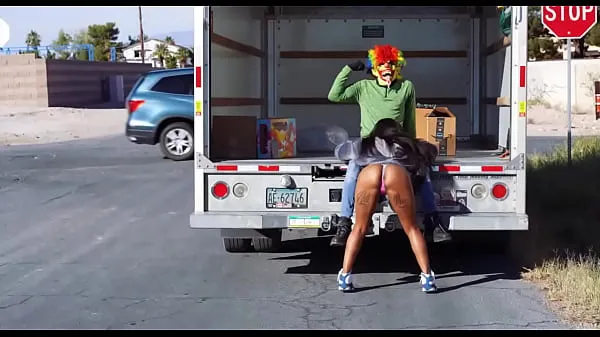 U-Haul Mover Fucks Cali Caliente On The Back Of His Truck Clip ấm áp mới mẻ