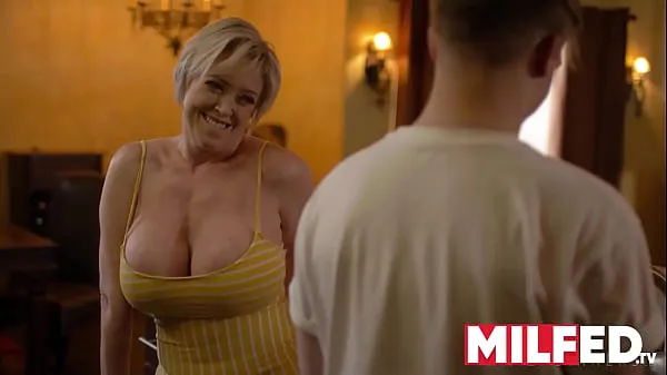 Mother-in-law Seduces him with her HUGE Tits (Dee Williams) — MILFED Klip hangat yang segar