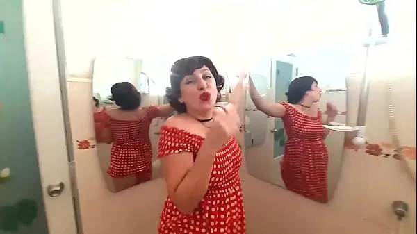Friske Pinup babe has no panties in front of mirror Retro Vintage Nude maid Housewife varme klip