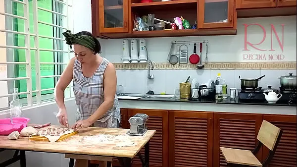 Φρέσκα Nice depraved cook lady makes ravioli for dinner! The owner of the resort makes the maid to work naked. It's nice to look at a naked maid. Pussy, boobs, nipples, shaved pubis. Fuck the maid! Fuck the cook ζεστά κλιπ