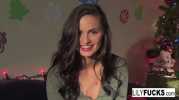 Lily tells us her horny Christmas wishes before satisfying herself in both holes Klip hangat segar