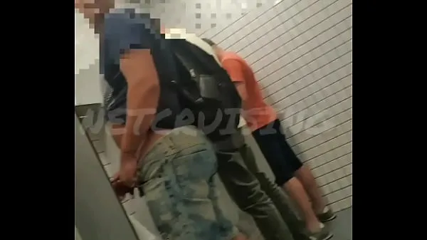 新鮮な公衆トイレで行方不明になったのは非常に良いことです。私もこの男性たちのように愚痴を言いたいです温かいクリップ