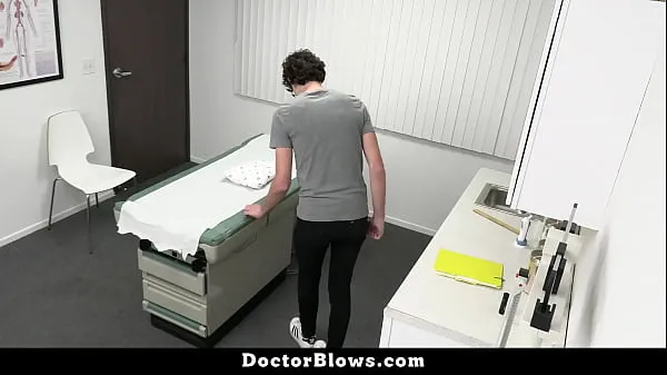 Sveži Doctor Performing Stimulating Examination on Patient - Doctorblows topli posnetki