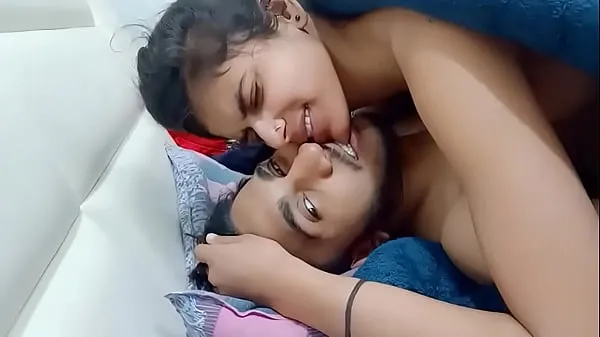 Färska Desi Indian cute girl sex and kissing in morning when alone at home varma klipp