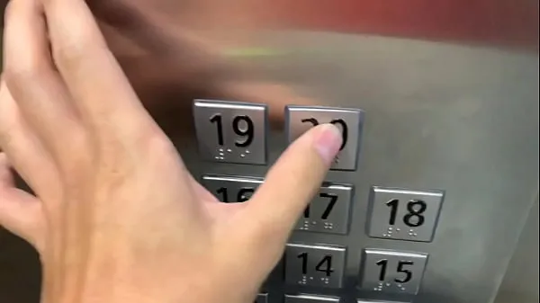 Sexo em público, no elevador com um estranho e eles nos pegam clipes quentes e frescos