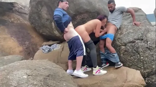 Nuevos Casada follando en la playa con dos hombres clips cálidos