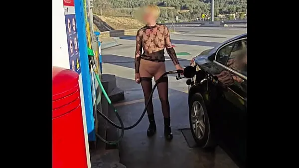 Flashing at a petrol station clipes quentes e frescos