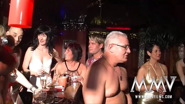 Friske MMV Films wild German mature swingers party varme klip