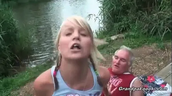 Čerstvé Gorgeous blonde rides dick on the river shore teplé klipy