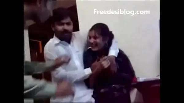 Friske Pakistani Desi girl and boy enjoy in hostel room varme klip